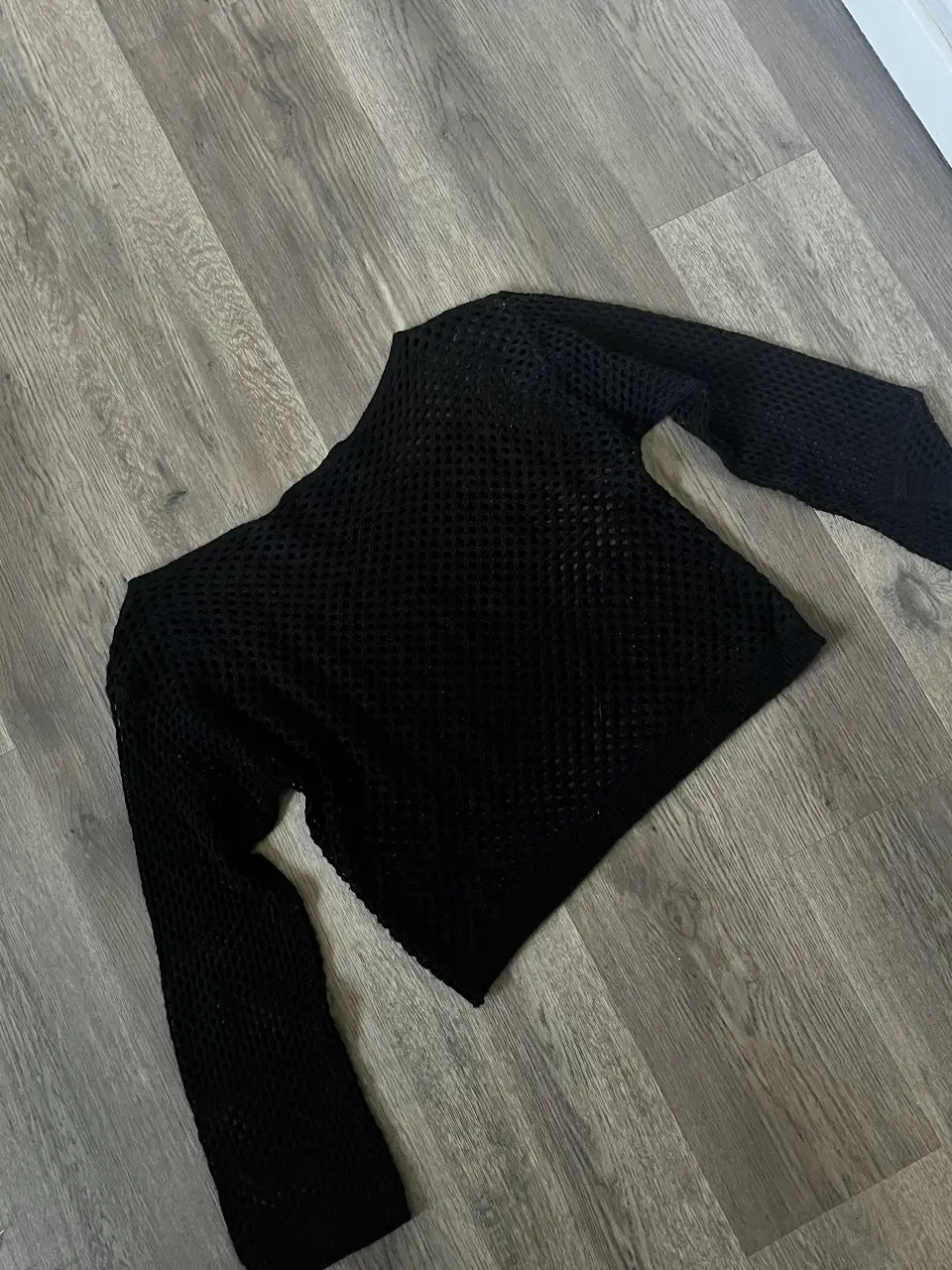 Sweater largo de red, ideal para usar sobre un top o corpiño. Perfecto para un look de fiesta o salida.
