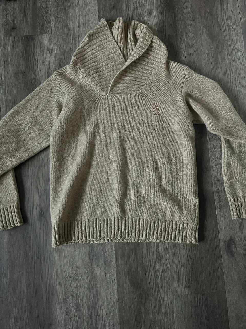 Sweater de hombre color crudo con cuello solapa. Ideal para un look casual y abrigado. Marca Royal County of Berkshire Polo Club, talle M.