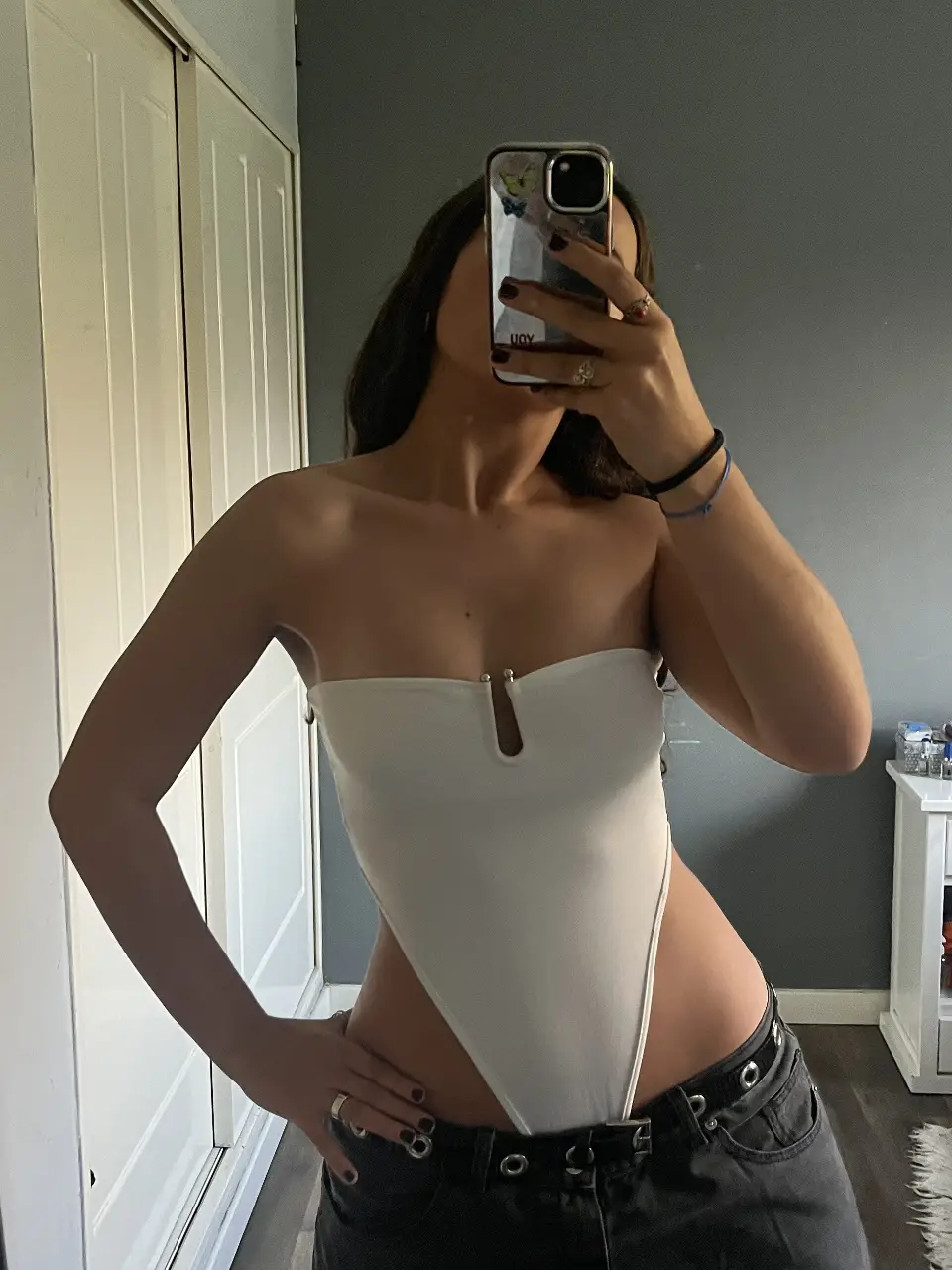 Body blanco strapless con detalle de abertura frontal y cierre. Ideal para un look moderno y audaz. 