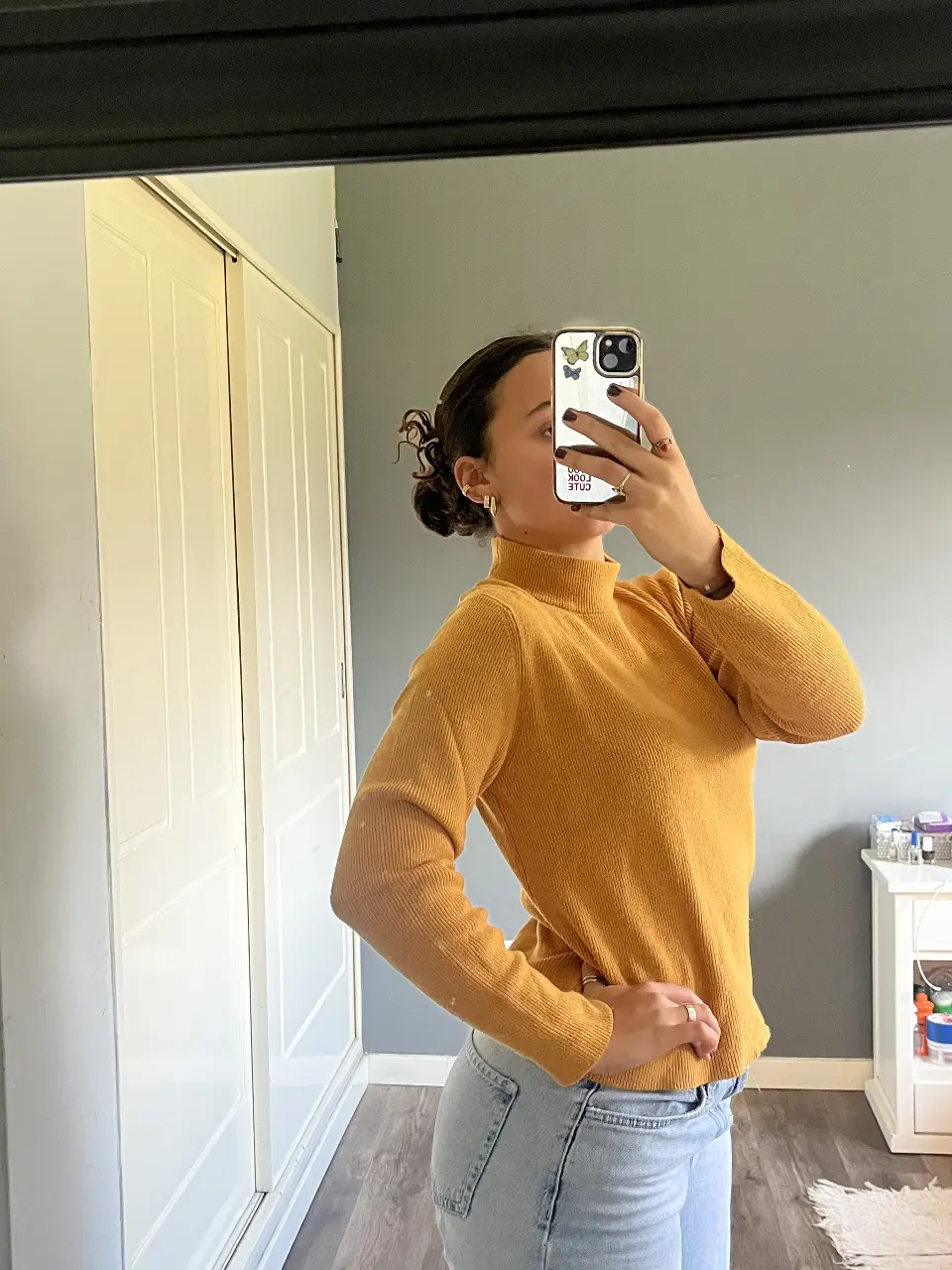 Sweater polera de mujer, color mostaza. Cuello alto y mangas largas. Ideal para un look casual y abrigado.