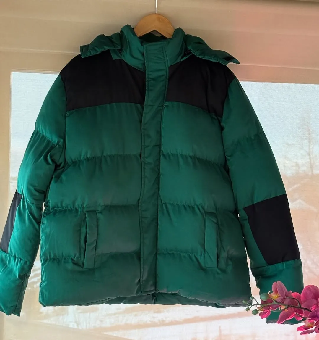 Campera acolchada para mujer, con capucha y detalles en negro. Ideal para el invierno, cómoda y abrigada.