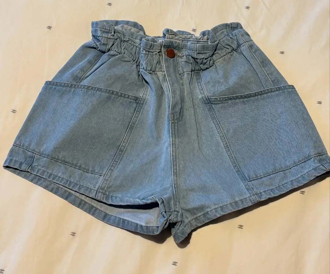 Short de jean tiro alto con bolsillos amplios y cintura elastizada. Ideal para un look casual y cómodo.