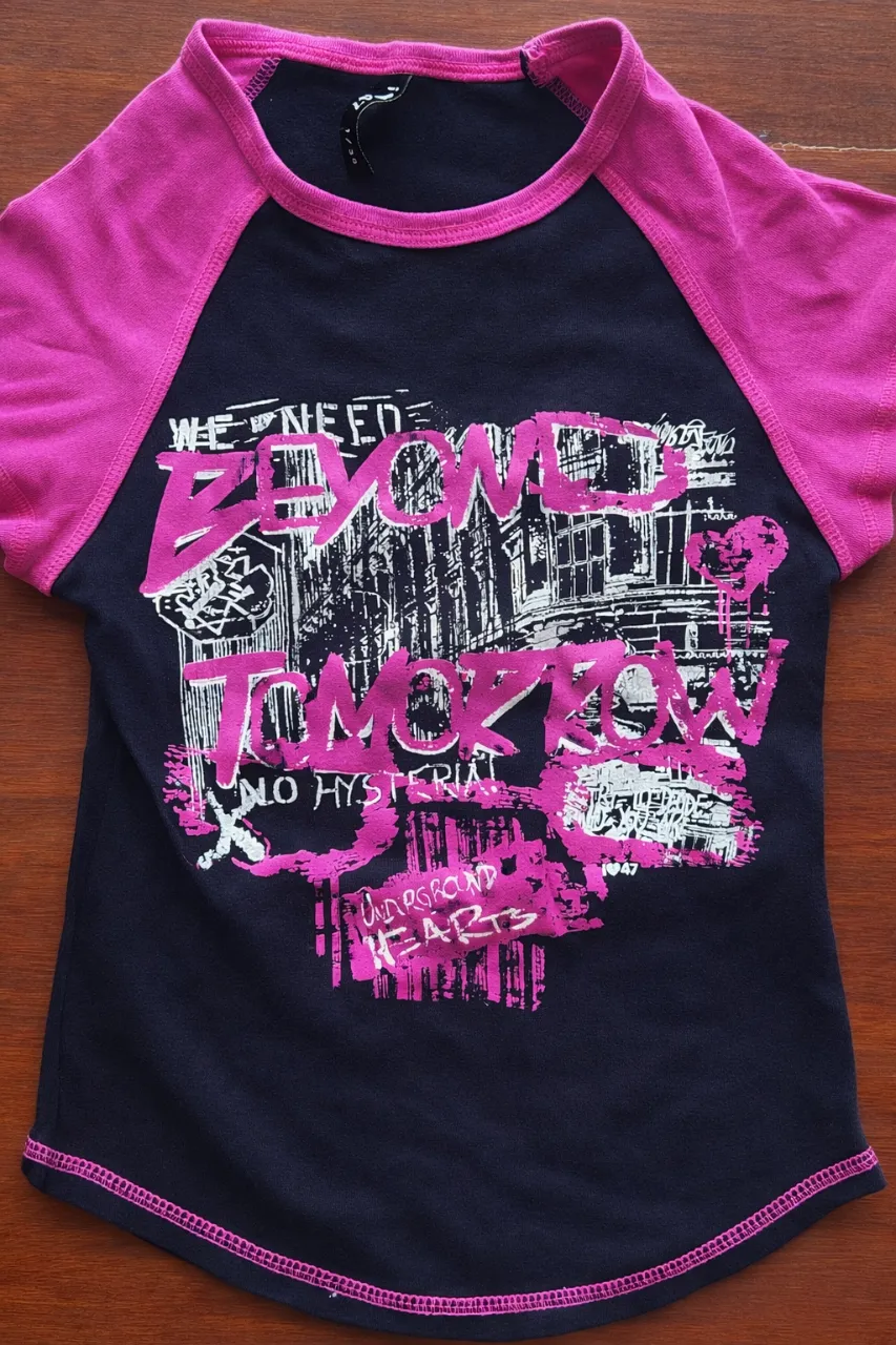 Remera manga corta Y2k vintage de 47 street con estampa "Beyond Tomorrow" en color fucsia y negro.