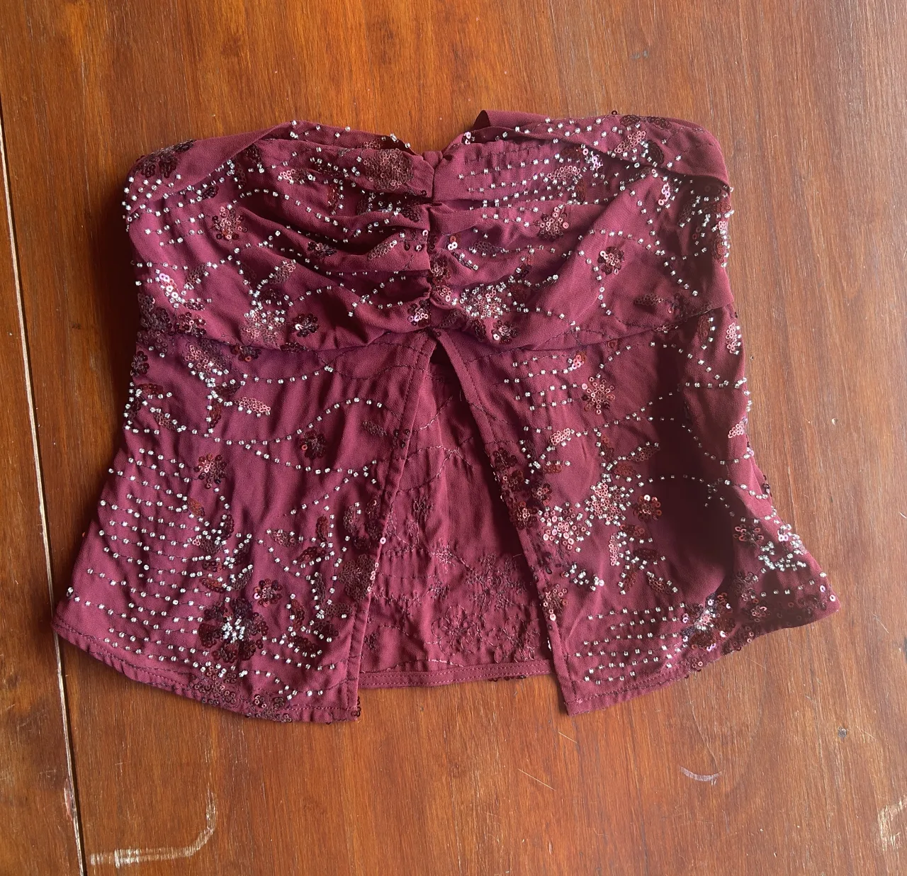 Top strapless estilo Y2k bordado con lentejuelas y detalles brillantes. Diseño único con escote pronunciado y detalles fruncidos. 