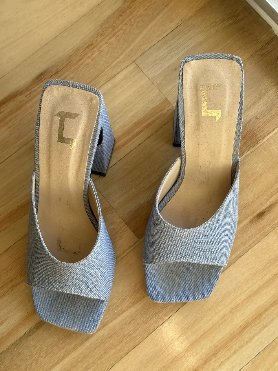 Sandalias de mujer con taco ancho y diseño de jean. Talle 39, ideales para un look casual y moderno. Altura de taco 11,5cm 