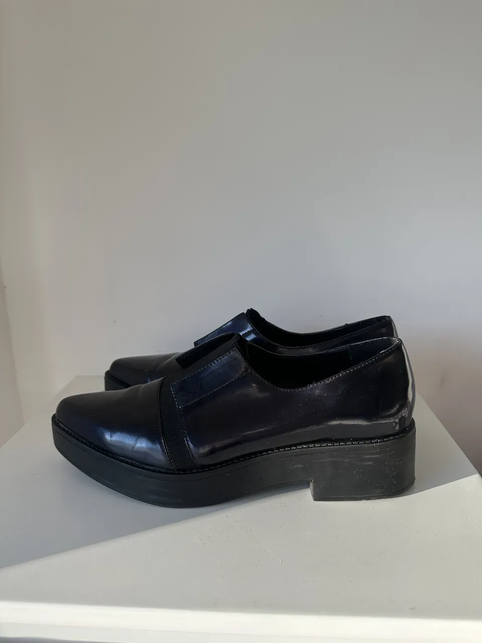 Zapatos Lázaro de vestir azul oscuro con plataforma para mujer. Diseño elegante y moderno, ideales para ocasiones especiales. Marca Lazaro. Talle 40. Charolados con elástico negro