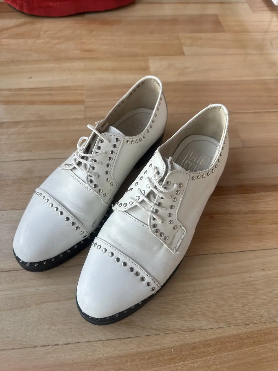 Zapatos Urban Cow blancos con tachas, talle 40. Estilo rocker, ideales para un look casual con un toque de rebeldía.
