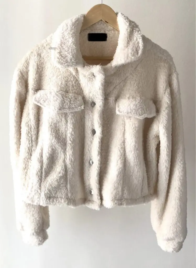 Campera de abrigo de peluche, color blanco. Ideal para el invierno. Posee dos bolsillos delanteros y botones para cerrar.