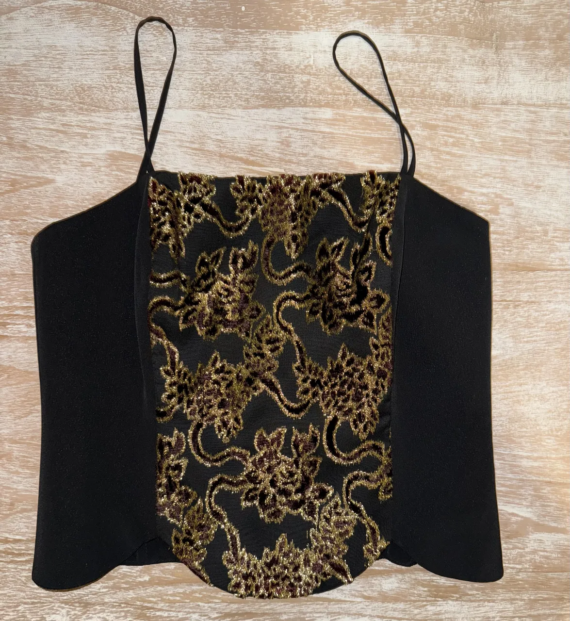 Corset negro con detalles dorados y bordados. Ideal para una fiesta o evento especial. Marca Hilda Cantoli
