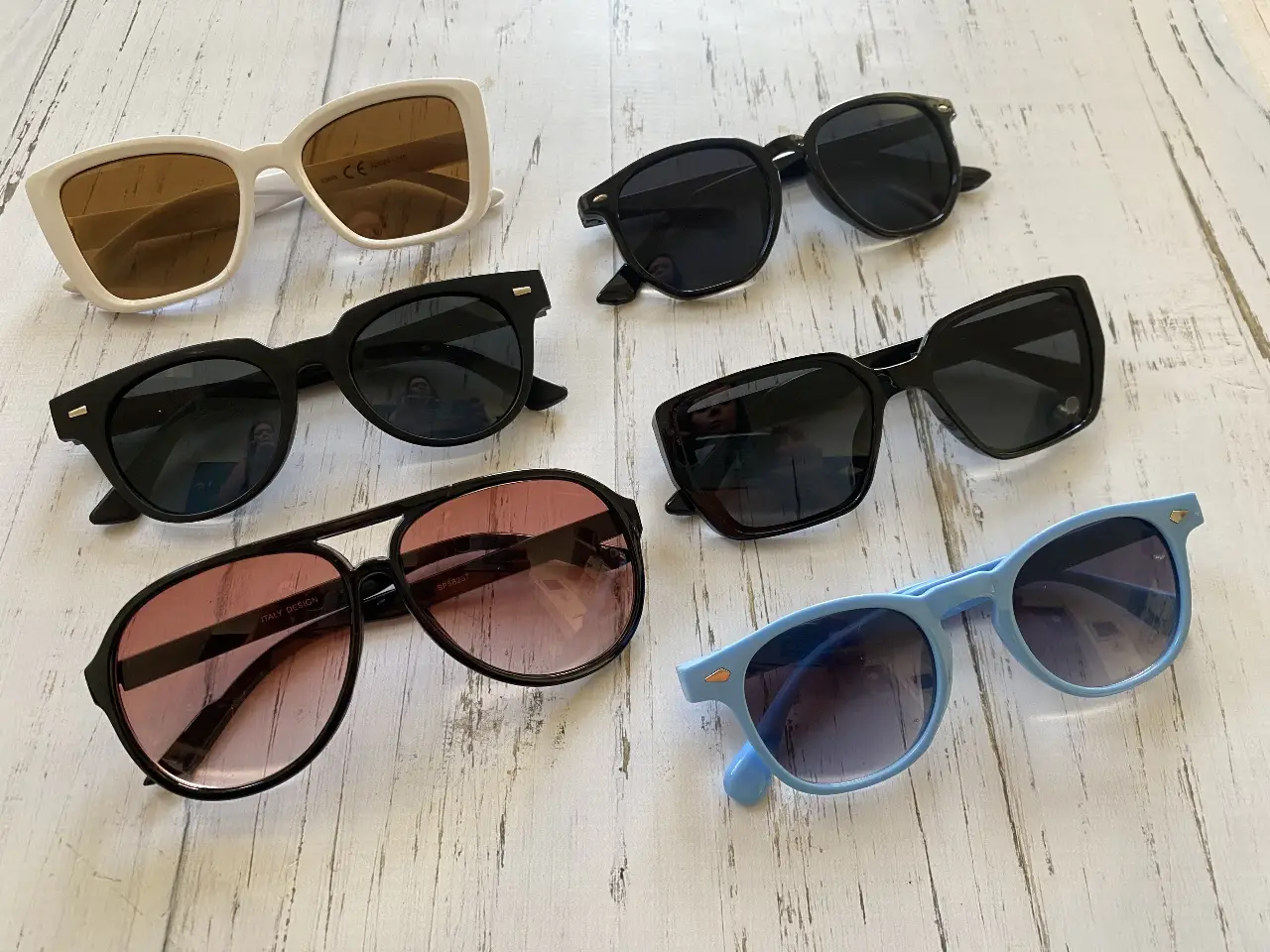 Anteojos de sol para hombre y mujer, con diferentes diseños y colores. Ideales para proteger tus ojos del sol con estilo.