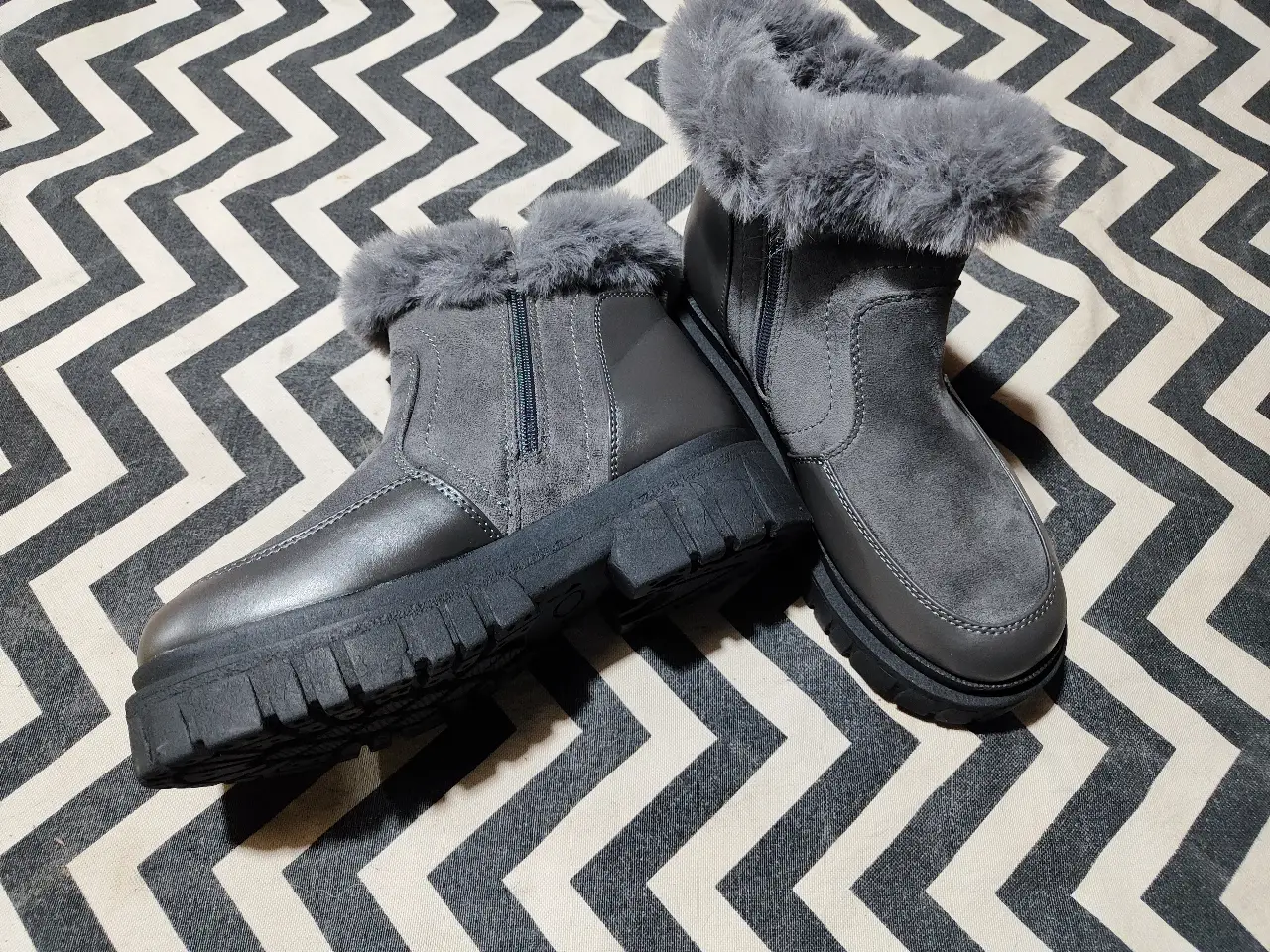 Botas grises de mujer con detalle de piel en la parte interior. Diseño moderno con suela gruesa y cierre lateral. Ideales para un look casual y abrigado en invierno.