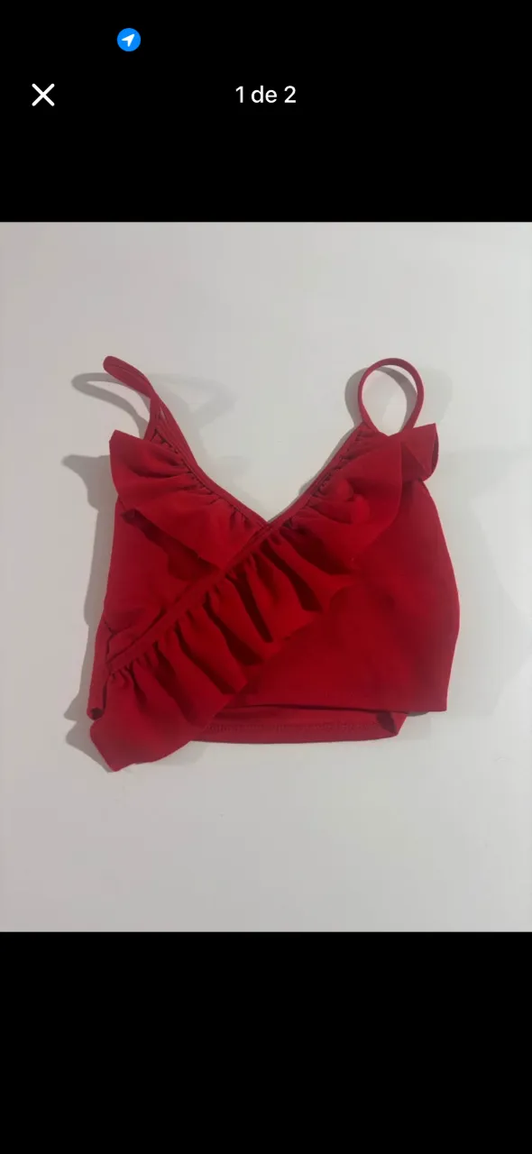 Top rojo con volados en el frente y tiras finas.