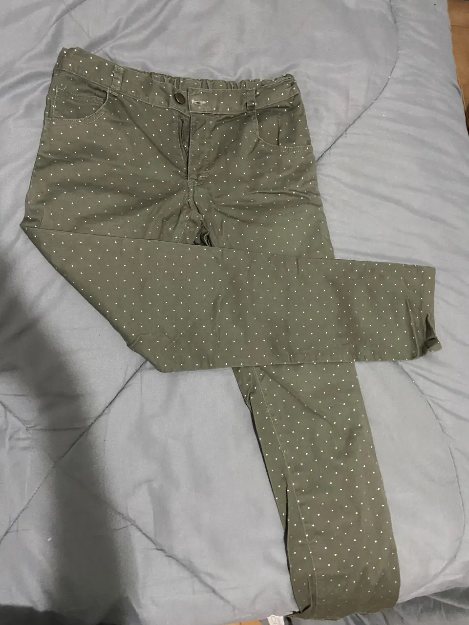 Pantalón chino verde con lunares blancos, talle 12 de la marca Mimo&Co. Ideal para un look casual y cómodo.