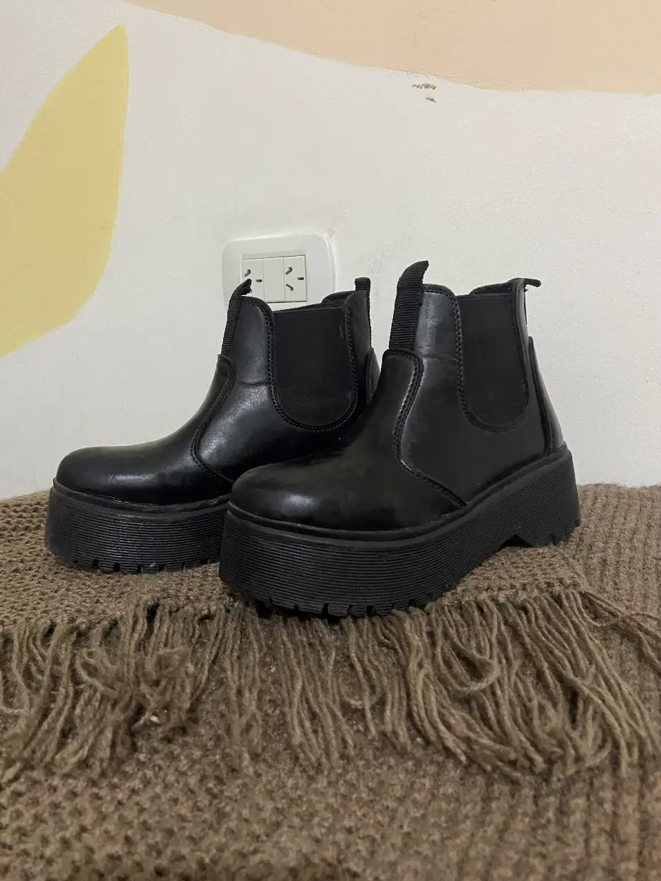 Botines negros de cuero sintético con plataforma. Ideales para un look moderno y urbano.