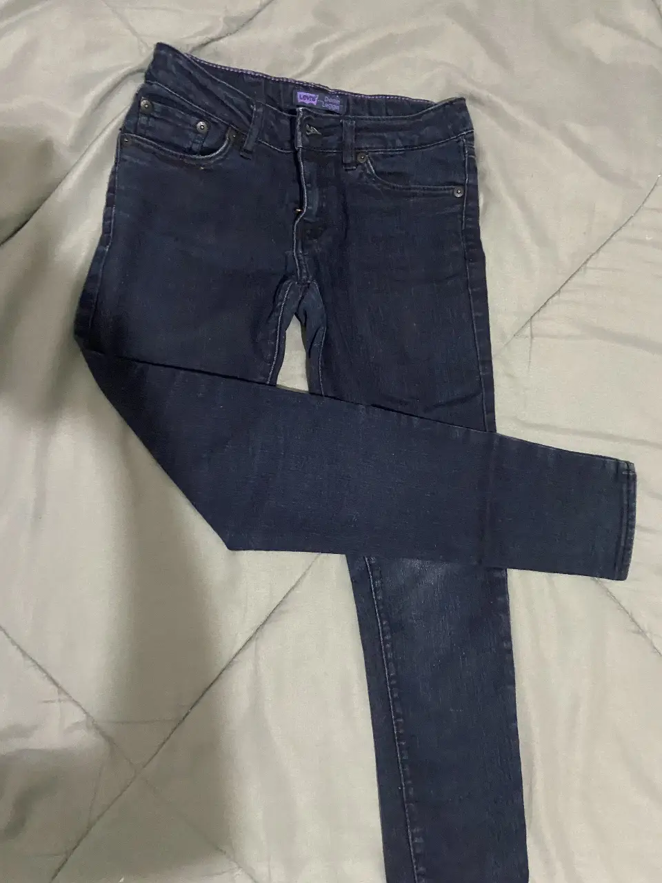 Jeans rectos de la marca Levi's, de color azul oscuro. Talle 10 Reg. Confeccionados en una mezcla de algodón y elastano, ideales para un look casual y cómodo.