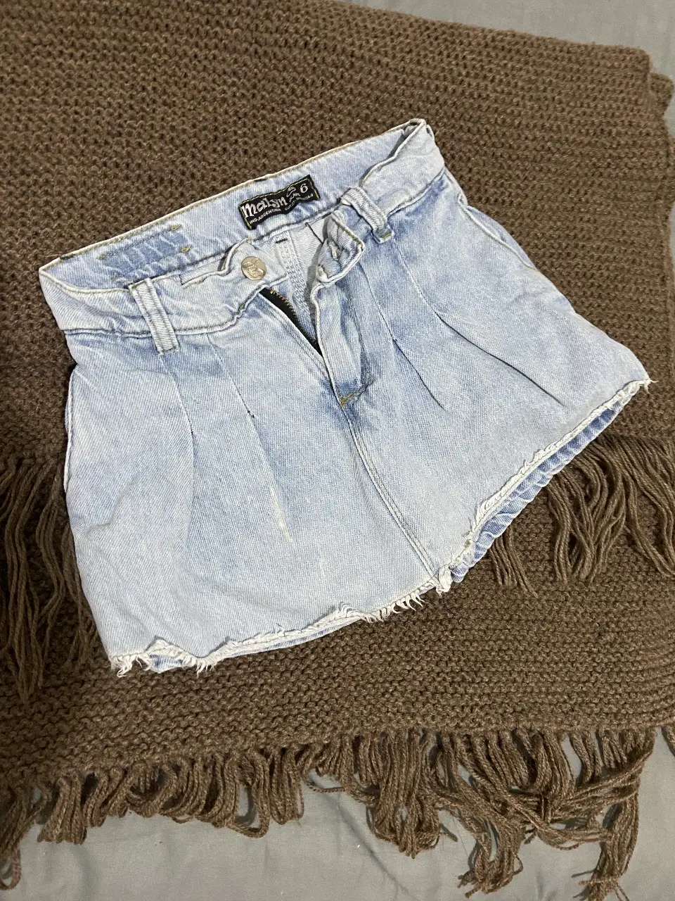 Short de jean Maison 6, tiro alto, con detalles de desgaste en el borde inferior. Ideal para un look casual y moderno.
