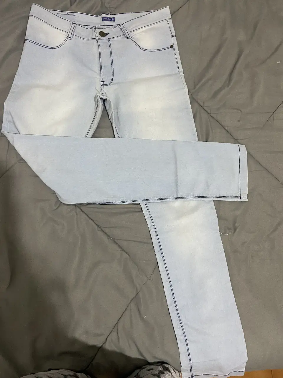 Jeans rectos de hombre, color celeste claro, ideal para un look casual y moderno. Perfecto para combinar con cualquier remera o camisa.