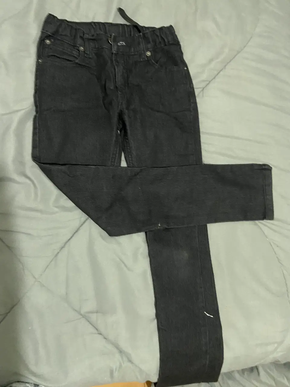 Pantalón de jean negro para niña, corte recto, con cintura elastizada y etiqueta de la marca Chk.girl en la parte trasera.