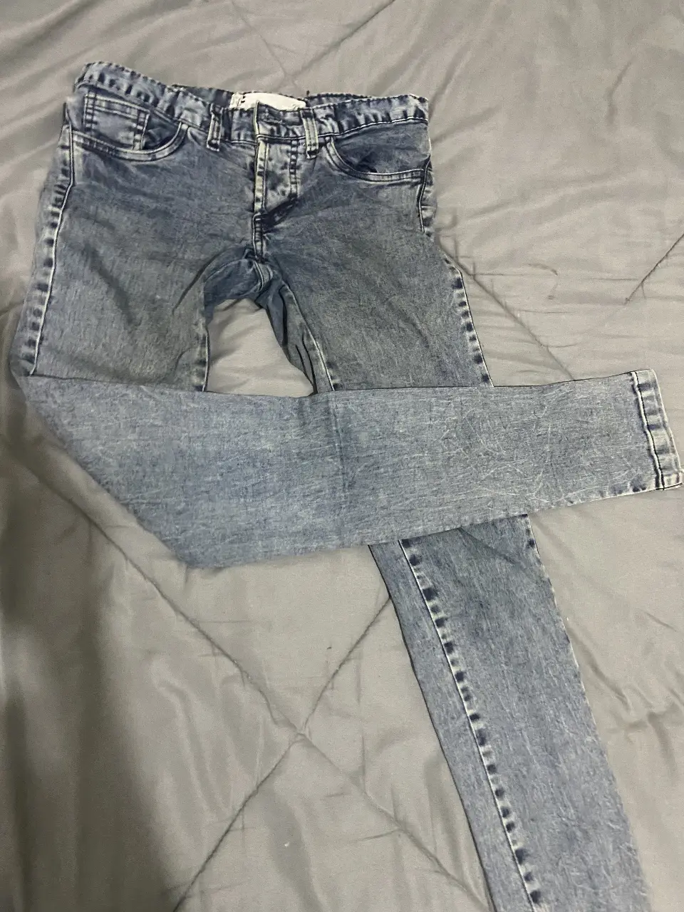 Jeans de hombre, corte recto, color azul gastado. Ideal para un look casual y cómodo.