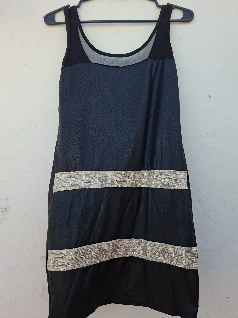 Vestido negro con detalles de serpiente y dos franjas plateadas. Ideal para una salida nocturna o una fiesta.