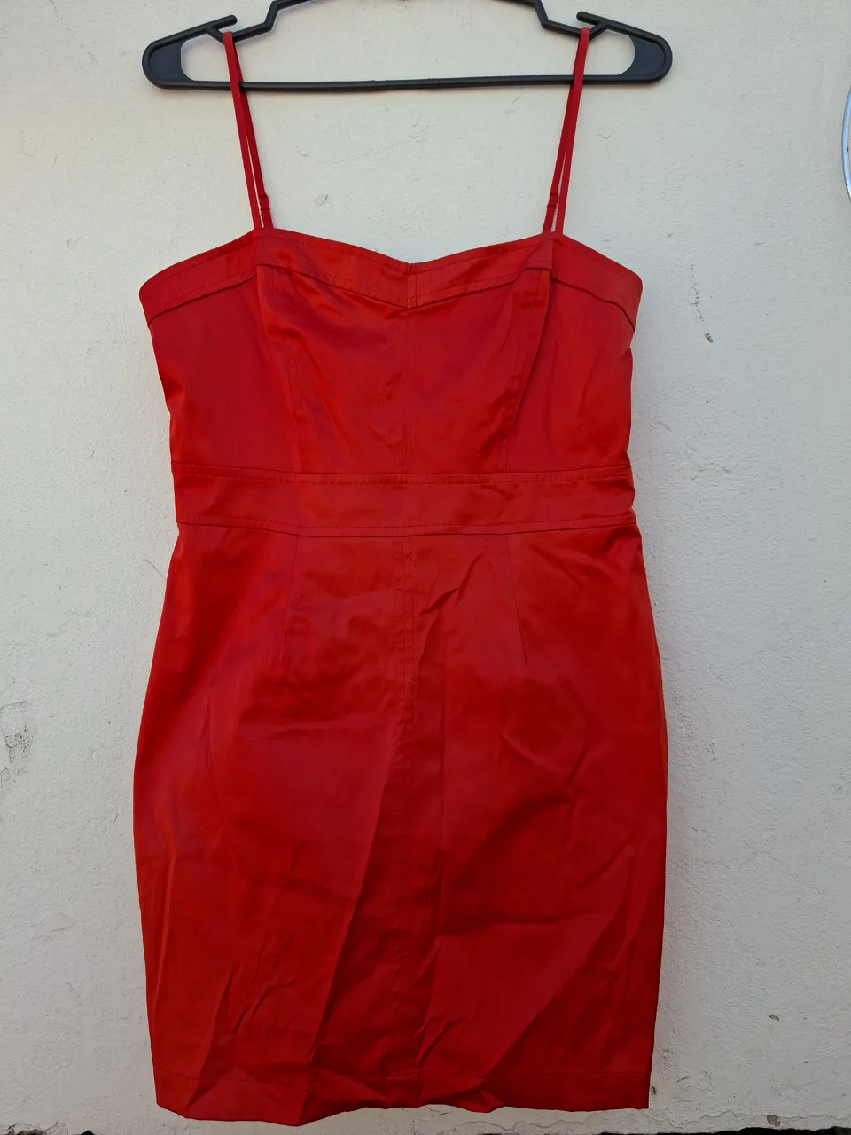 Vestido rojo corto, ideal para fiestas o salidas. Diseño strapless con tirantes finos y corte ajustado que realza la figura. Perfecto para lucir en eventos especiales o una noche de verano.