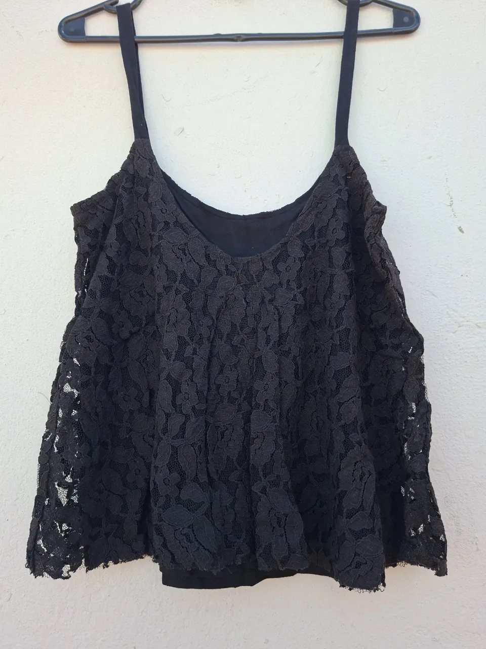 Top negro de encaje con breteles finos. Diseño delicado y romántico, ideal para un look canchero y femenino. Perfecto para combinar con jeans o faldas.