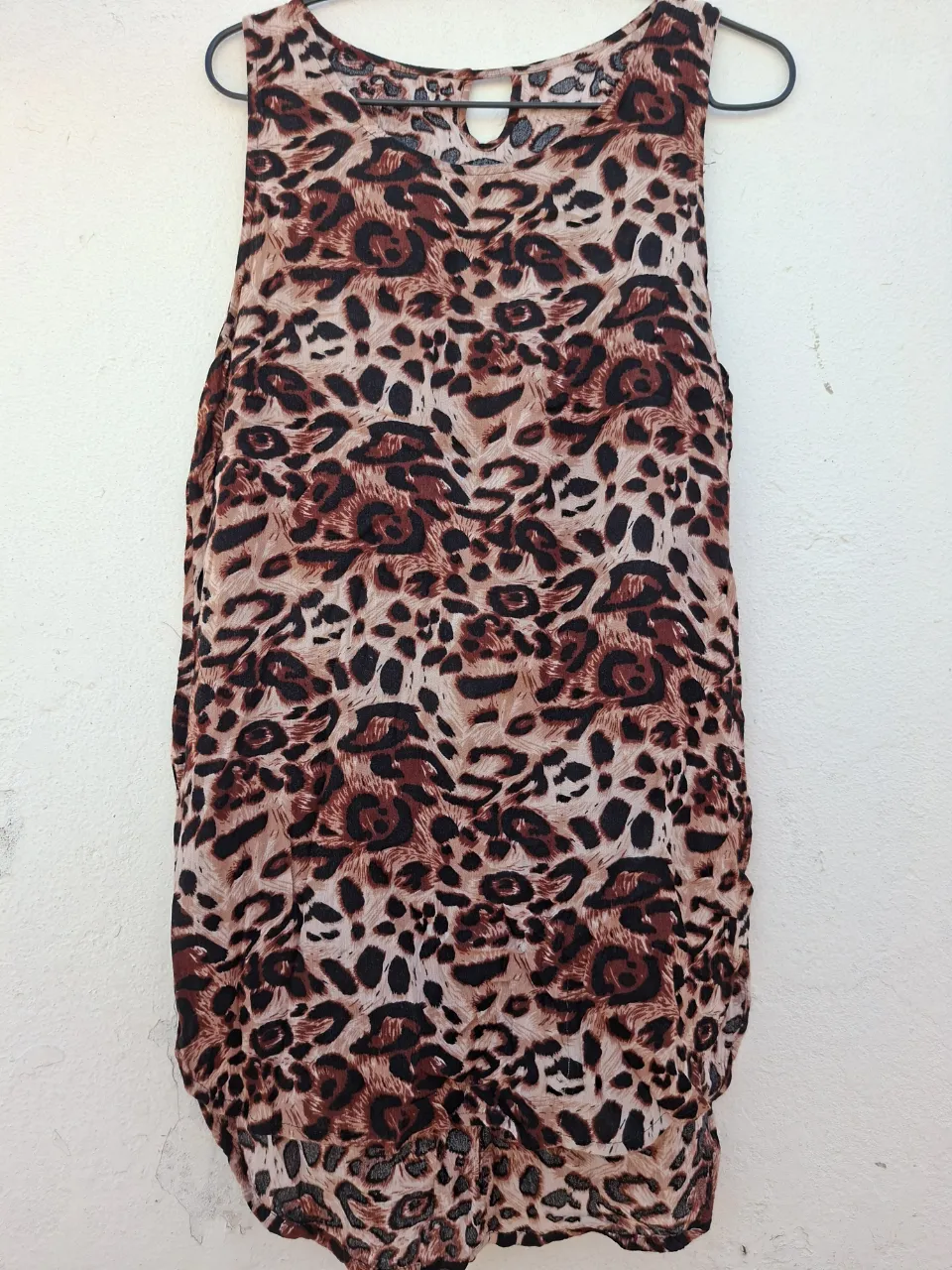 Vestido estampado de leopardo, sin mangas y con un detalle de corte en la espalda. Ideal para un look canchero y audaz.