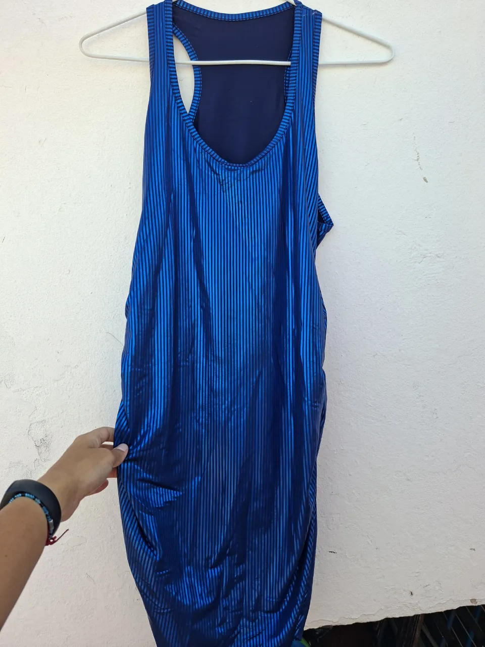 Vestido deportivo azul brillante con rayas verticales negras y detalles fruncidos en el lateral. Ideal para actividades deportivas o un look casual y moderno.