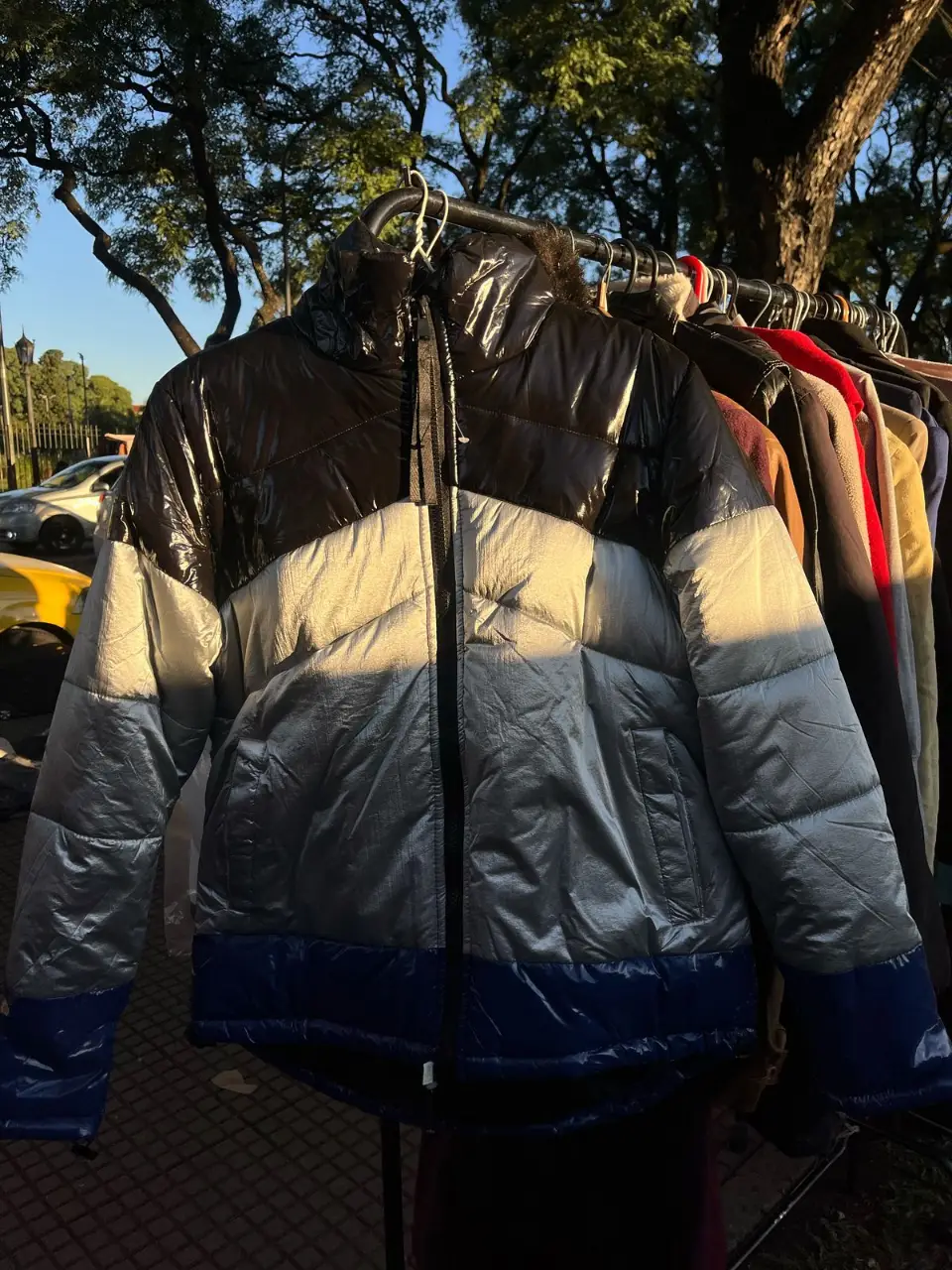 Campera de abrigo, con diseño en bloques de color negro, Plateado y azul. Ideal para el invierno, con cierre.