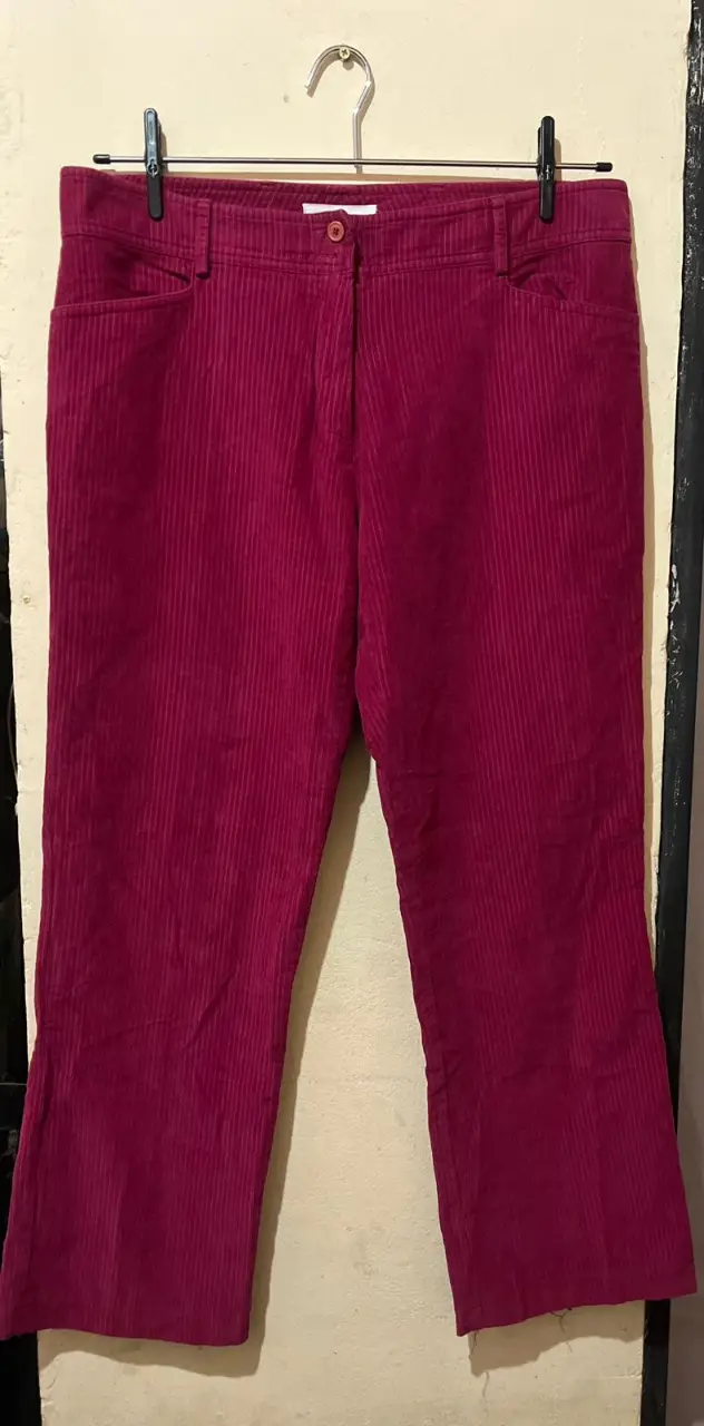 Pantalón de vestir de corderoy color bordó de la marca Cacharel. Corte recto, tiro medio y calce holgado. Ideal para un look casual o semi formal.