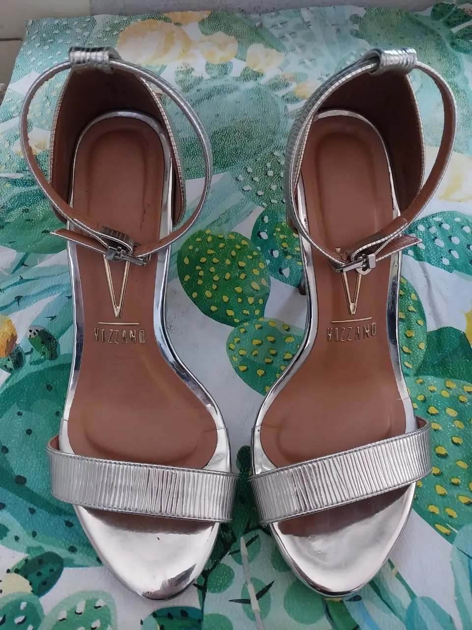 Sandalias plateadas de taco alto con pulsera en el tobillo. Marca Vizzano, talle 35 (Brasil), 36 (Europa). Ideales para fiestas y eventos.