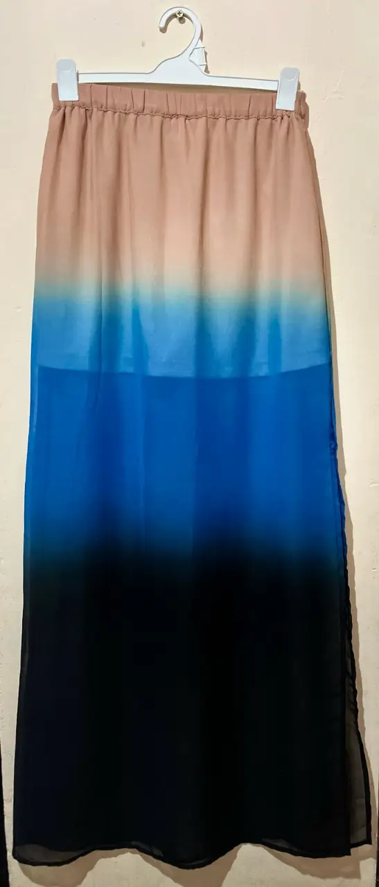 Pollera larga con degradado de colores, ideal para un look casual y fresco. Confeccionada en tela liviana y fluida, perfecta para el verano.