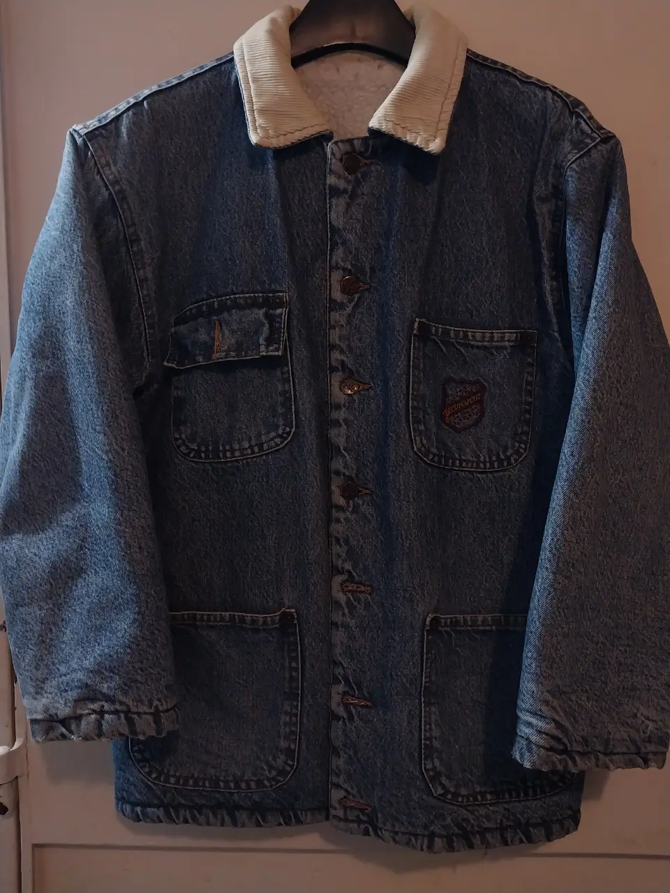 Campera de jean azul con cuello y forro de corderoy blanco. Posee bolsillos delanteros y botones. Ideal para el invierno.