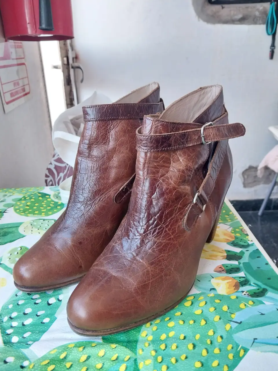 Botines de cuero marrón con detalles de hebillas y taco alto. Estilo vintage, ideales para un look casual o para salir.
