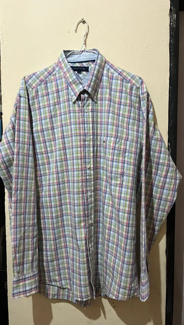 Camisa Tommy Hilfiger a cuadros para hombre, talle L. Ideal para un look casual y cómodo.
