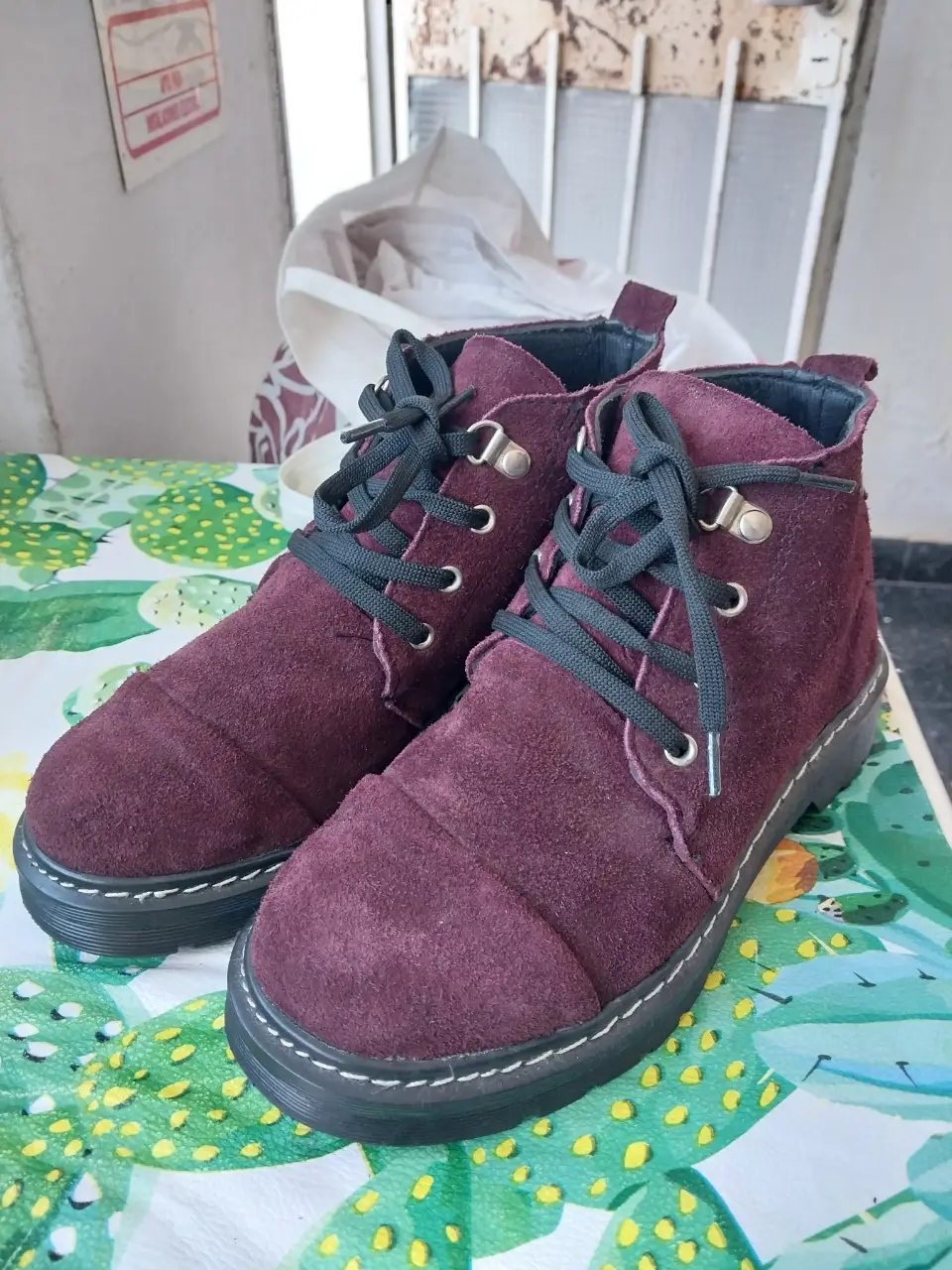 Botines borcegos de gamuza color borgoña con cordones negros y suela negra. Ideales para un look casual y canchero.