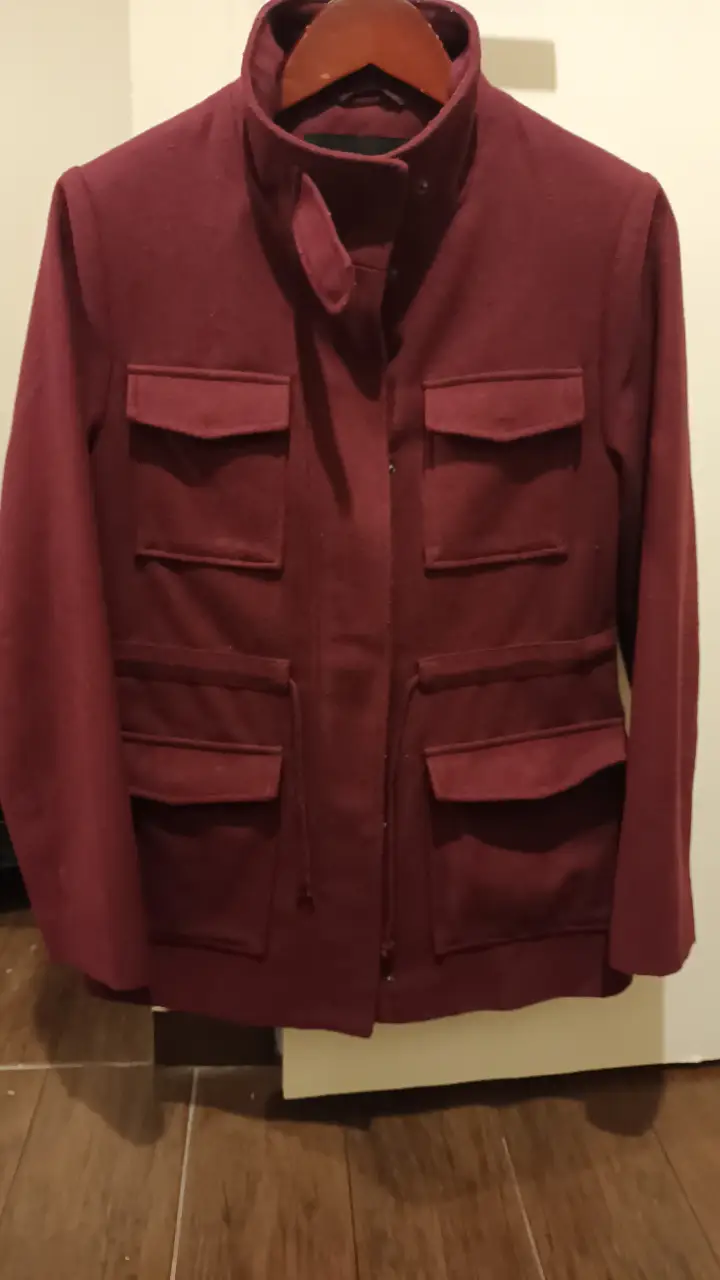 Campera bomber de paño color bordó, con múltiples bolsillos y cuello alto. Ideal para un look casual y abrigado.