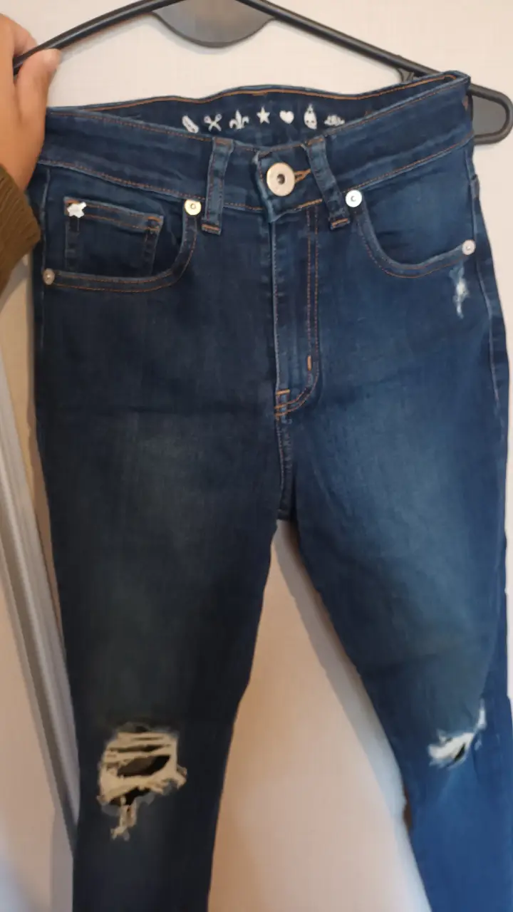 Jeans de mujer, tiro alto, con roturas en las rodillas. Talle 25, estilo "Grace". Marca Divina.