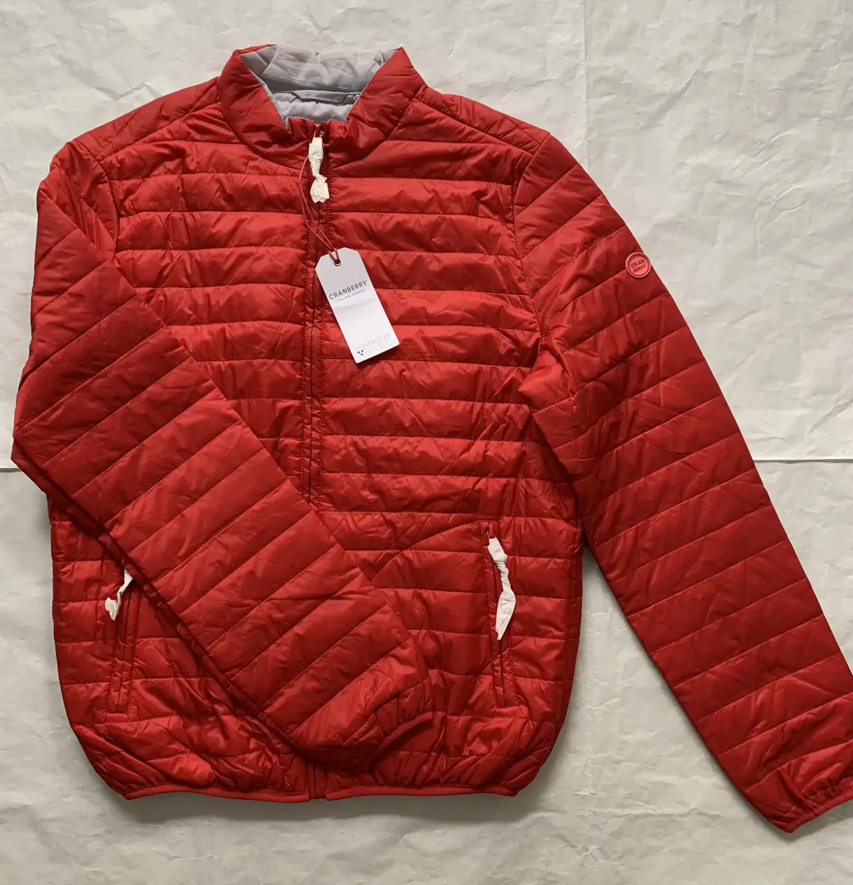 Campera Cranberry roja, liviana, con cierre y cuello alto. UNISEX. Ideal para el invierno, con etiqueta.