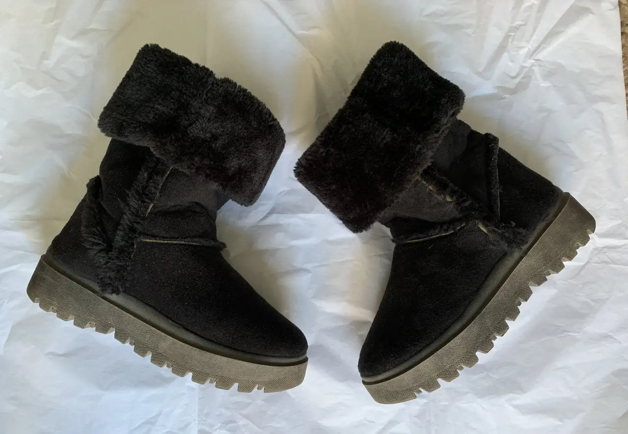 Pantubotas negras gamuzadas con piel sintética en la parte superior y por dentro, suela gruesa. Ideales para el invierno.
