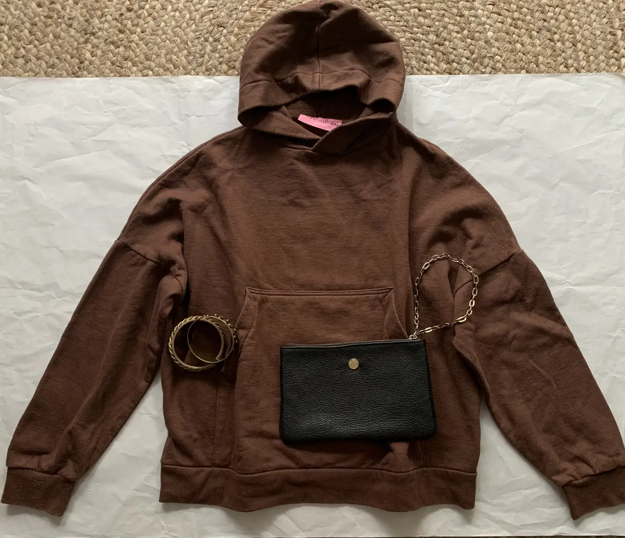 Buzo canguro marrón de algodón, ideal para un look casual y cómodo. Perfecto para el día a día.