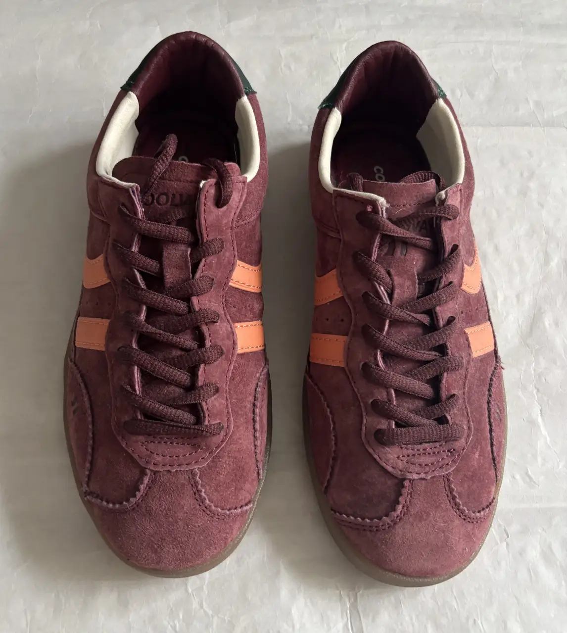 Zapatillas Coolway de gamuza color bordó con detalles en naranja. Ideales para un look casual y cómodo.