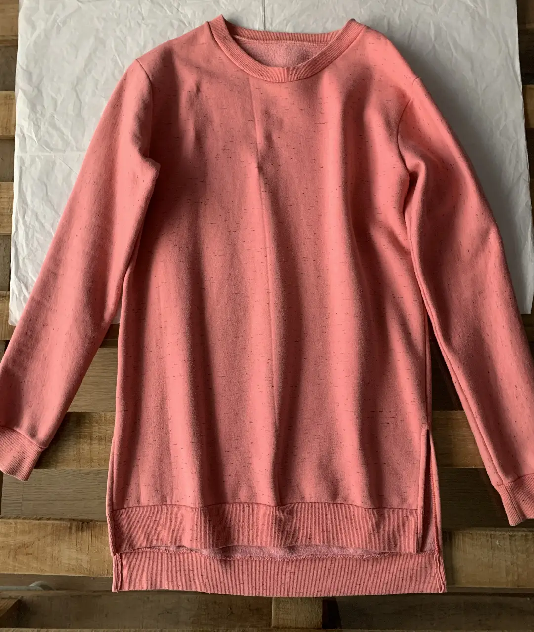 Buzo de cuello redondo para mujer, color rosa con textura jaspeada. Ideal para un look casual y cómodo.