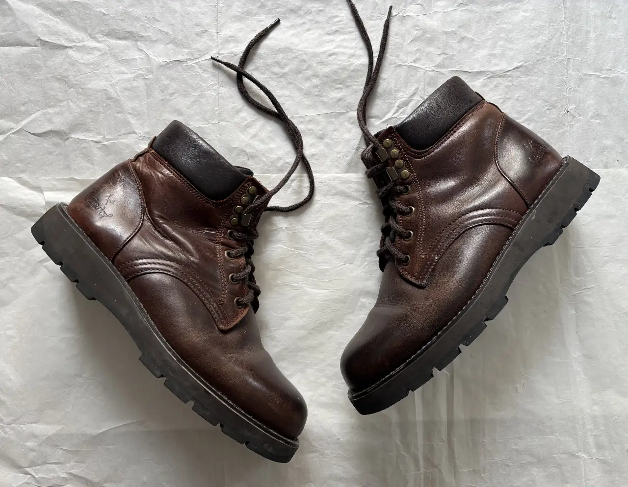 Borcegos de cuero marrón, UNISEX, ideales para un look casual y urbano. Con suela resistente y cordones, perfectos para el día a día. 