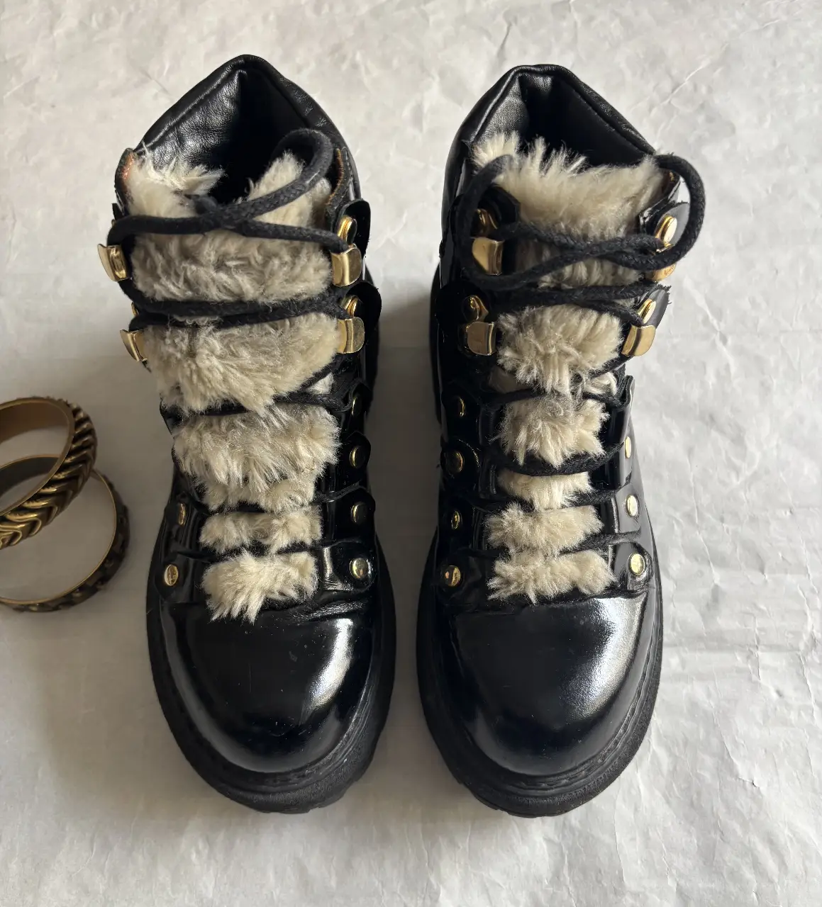 Borcegos negros charol con detalles dorados y peluche. Super cancheros y calentitos! Pueden ir para 36 tb. 