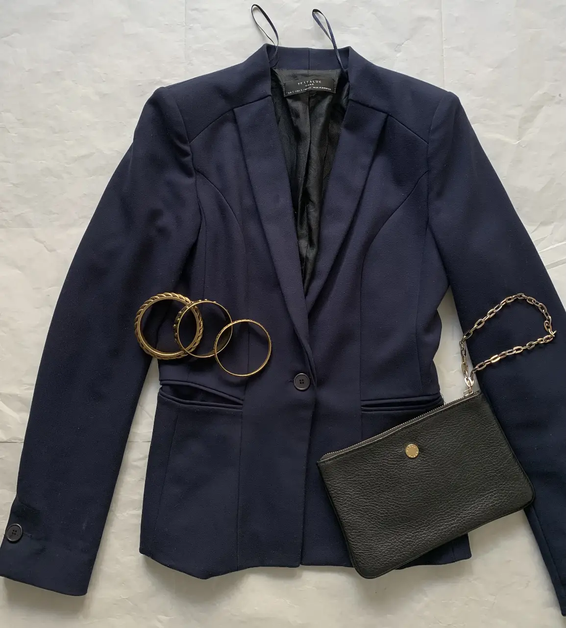 Blazer azul marino de la marca Zara Trafaluc, con un solo botón y corte entallado. Ideal para un look formal o de trabajo.