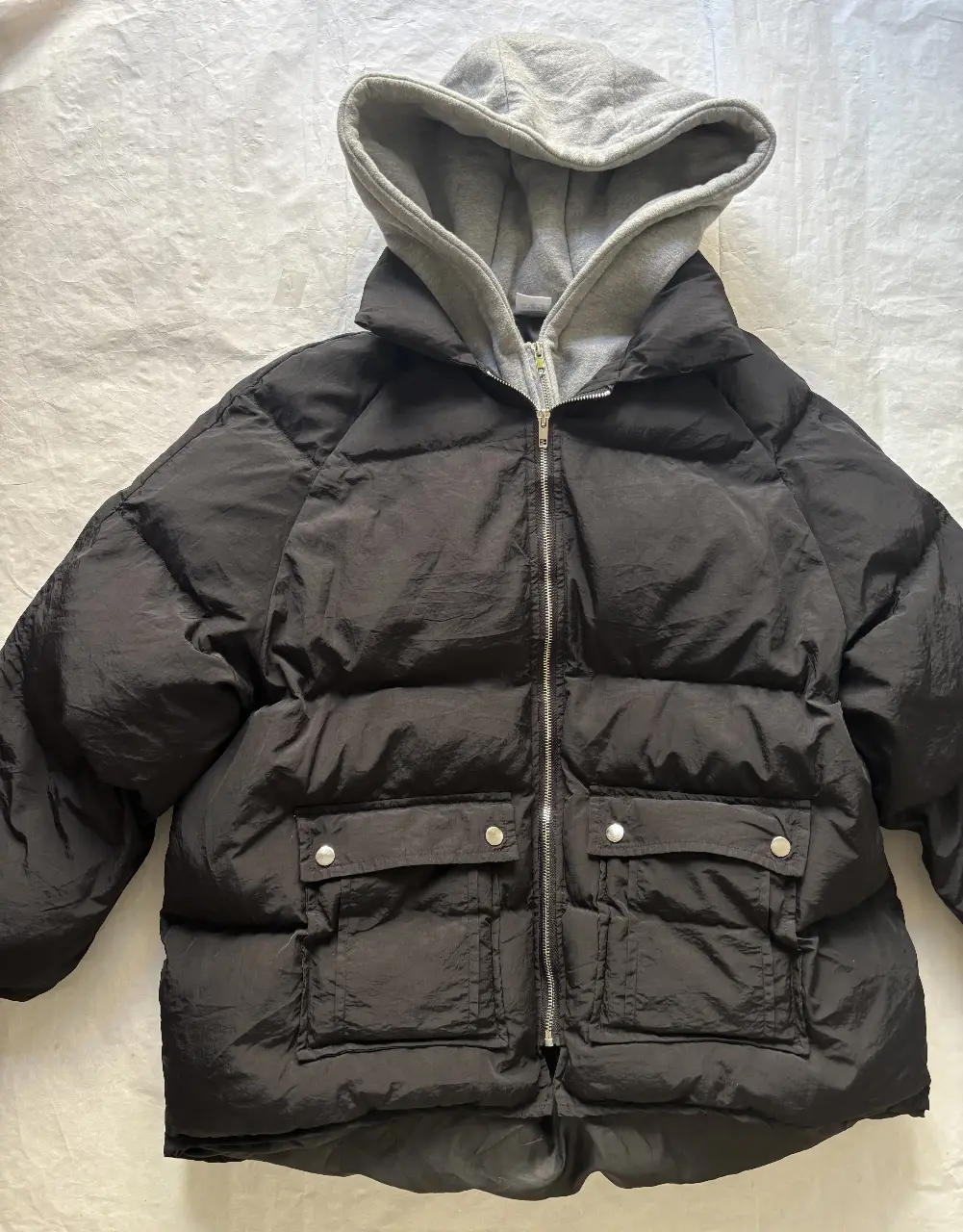 Campera puffer negra con capucha gris. Ideal para el invierno, con bolsillos y cierre frontal. con buzo incorporado. Super canchera y abrigadisima! 