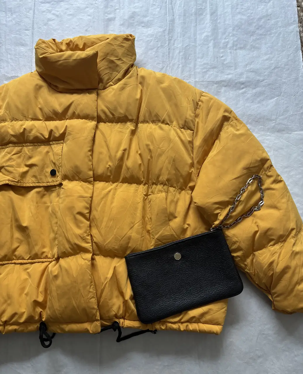 Campera puffer amarilla, ideal para el invierno. Confeccionada con un tejido acolchado y un diseño moderno. Perfecta para un look casual y abrigado.