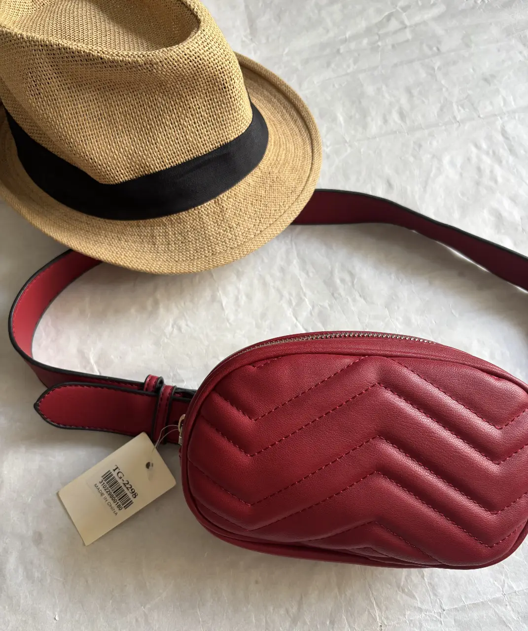 Riñonera roja ecocuero acolchada con cierre y correa ajustable. Ideal para llevar lo esencial con estilo y comodidad. Perfecta para un look casual y moderno.