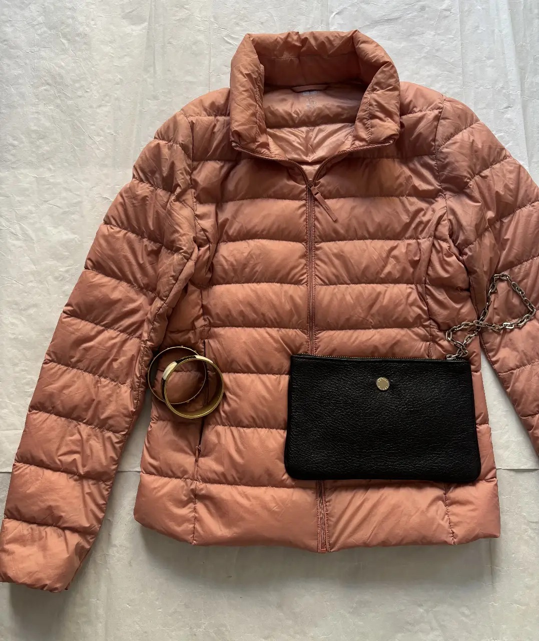 Campera de pluma rosa, ideal para el invierno. Liviana y abrigada, perfecta para un look casual y cómodo.